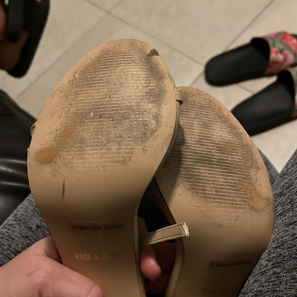 Tan heels - Picture 4 of 5